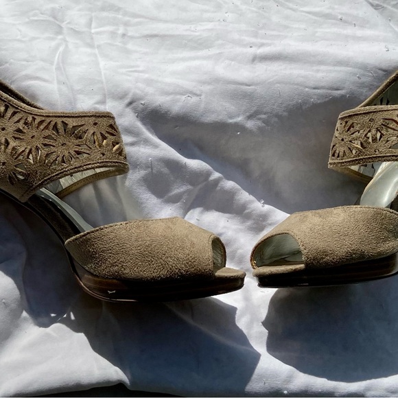 Fashion Bug Taupe Faux Suede Peep-Toe Platform Sandals size 9.5 US. - Picture 4 of 7